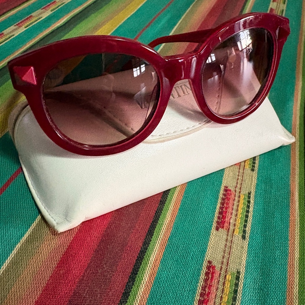 Valentino Chic red Sunglasses